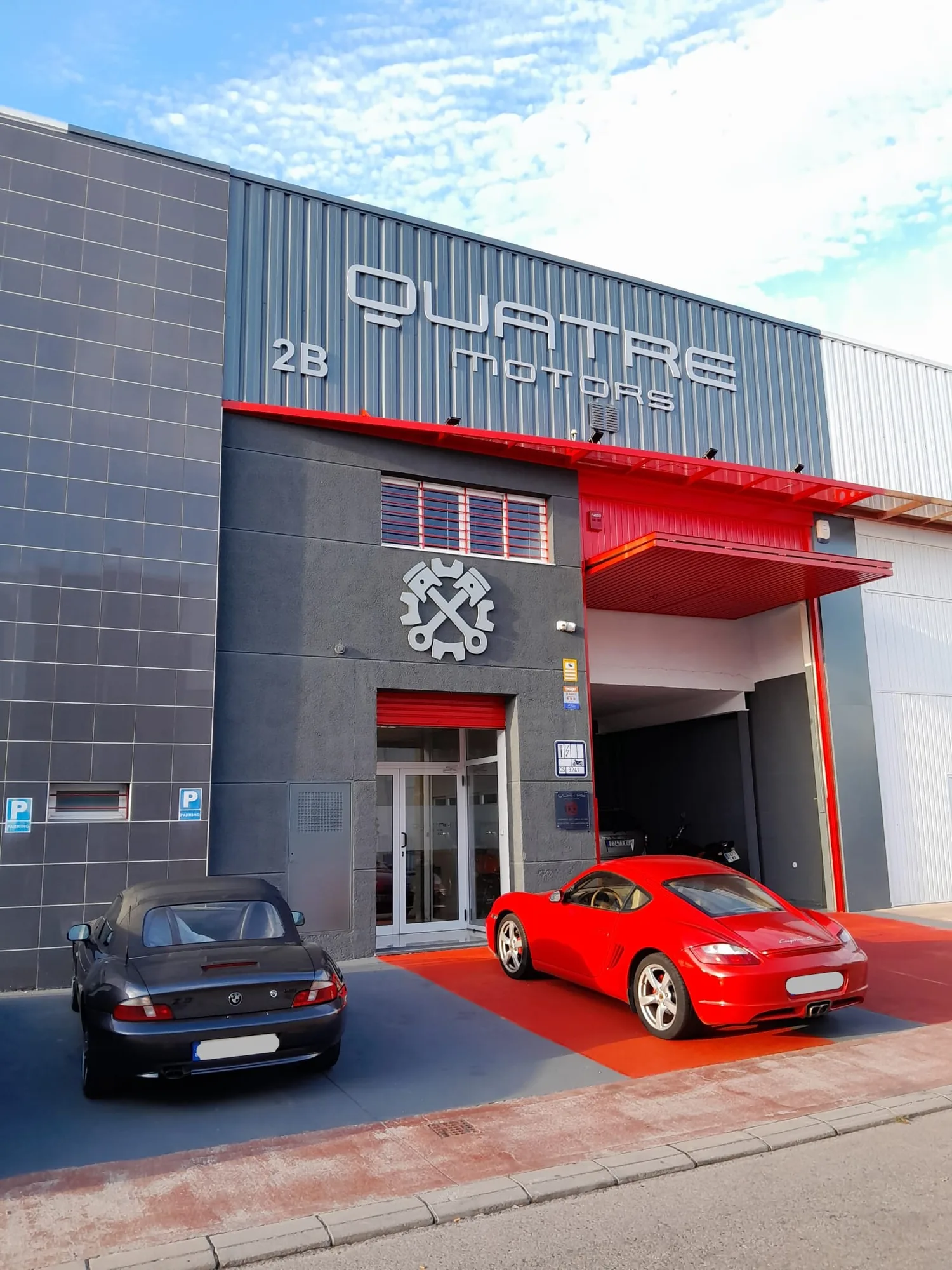 TALLER 29 01 quatre motors fachada bienvenida