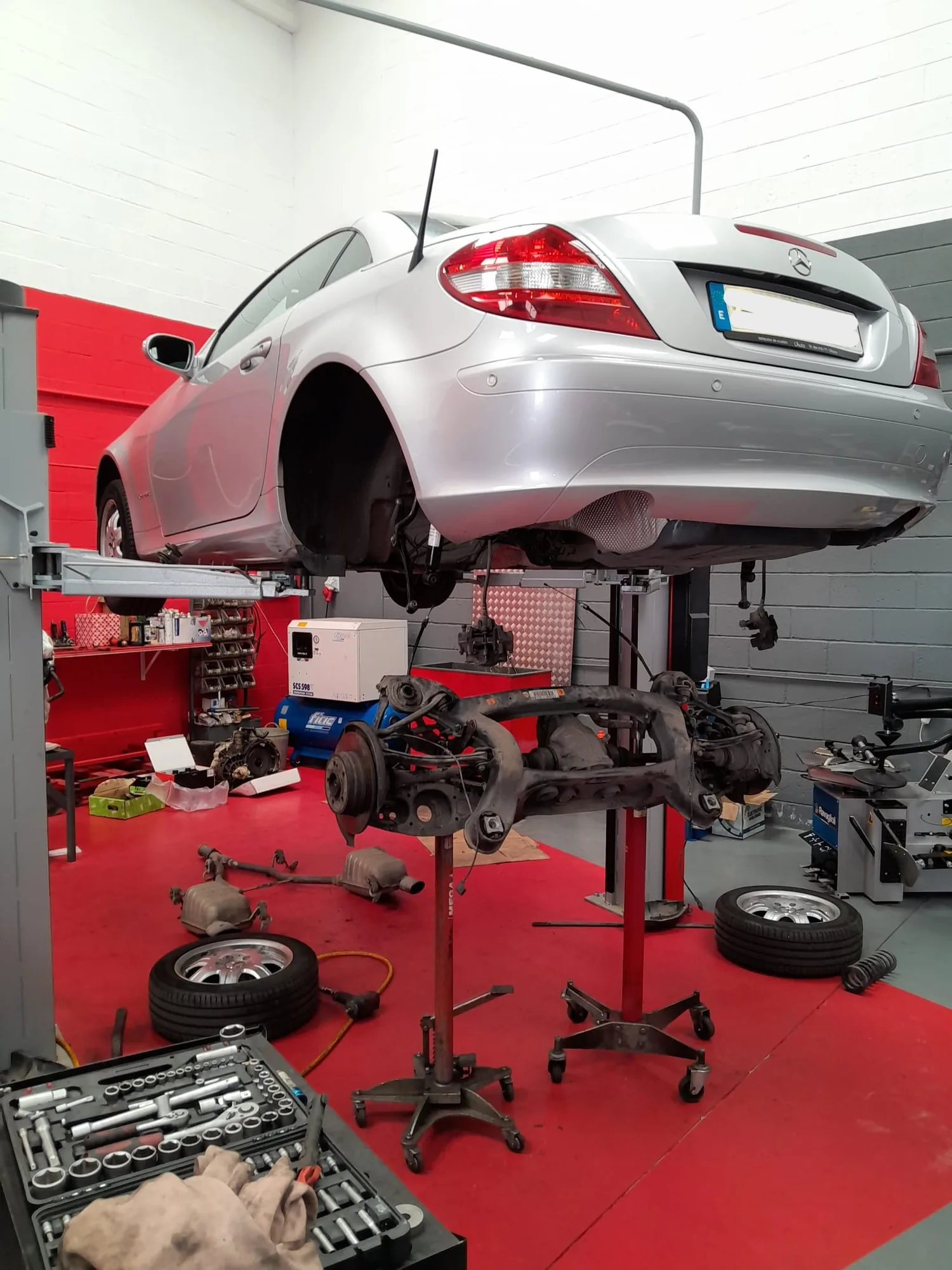 TALLER 40 12 mercedes en reparacion