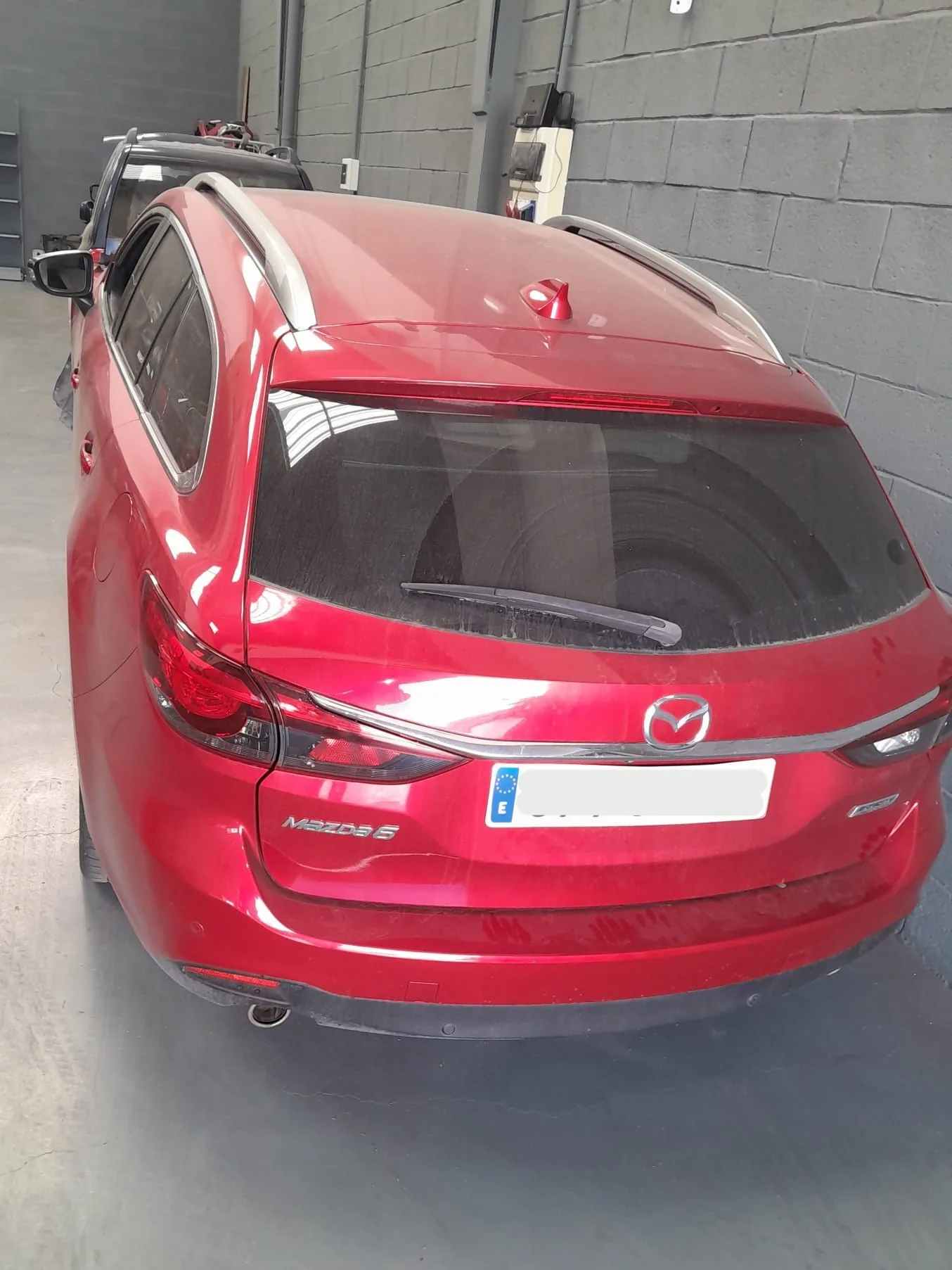 TALLER 47 19 mazda vista trasera