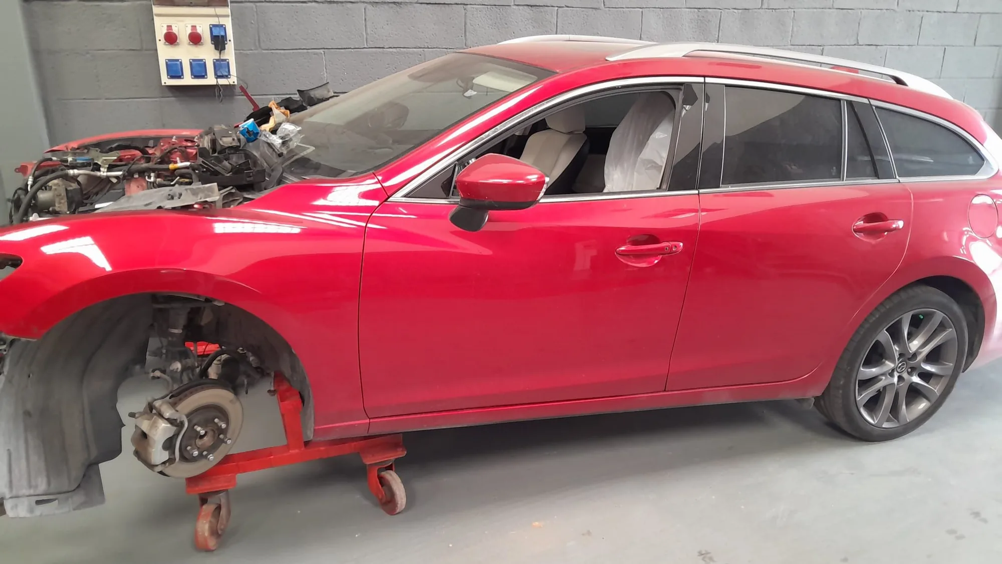 TALLER 48 20 mazda en reparacion